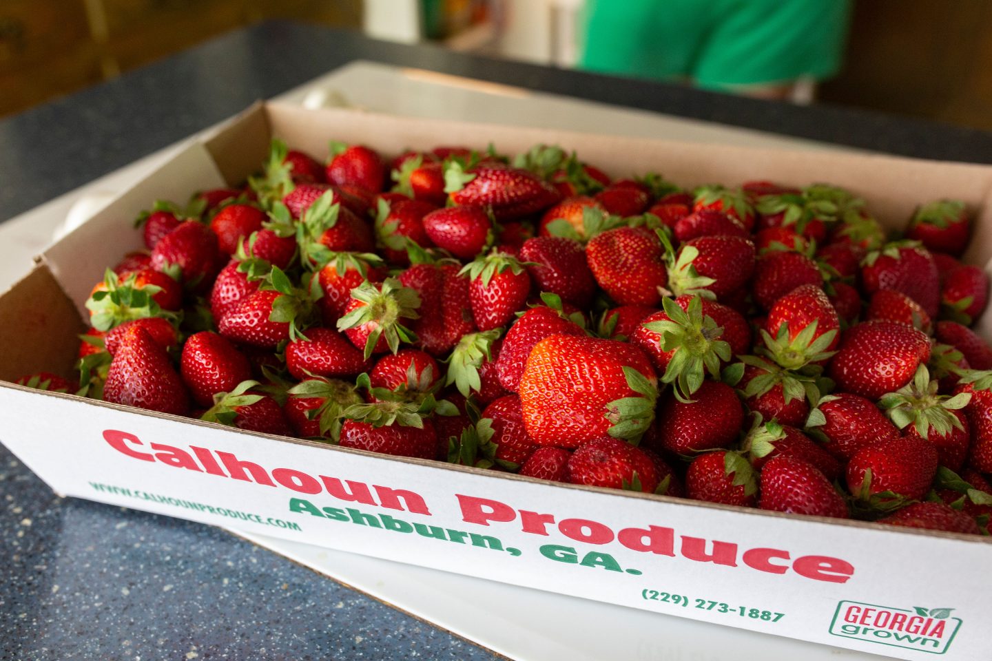 Want your to enjoy your fresh strawberries year round? Follow these easy steps on making your own homemade strawberry jam! #strawberryjam #canning #canningrecipe #surejell #jam