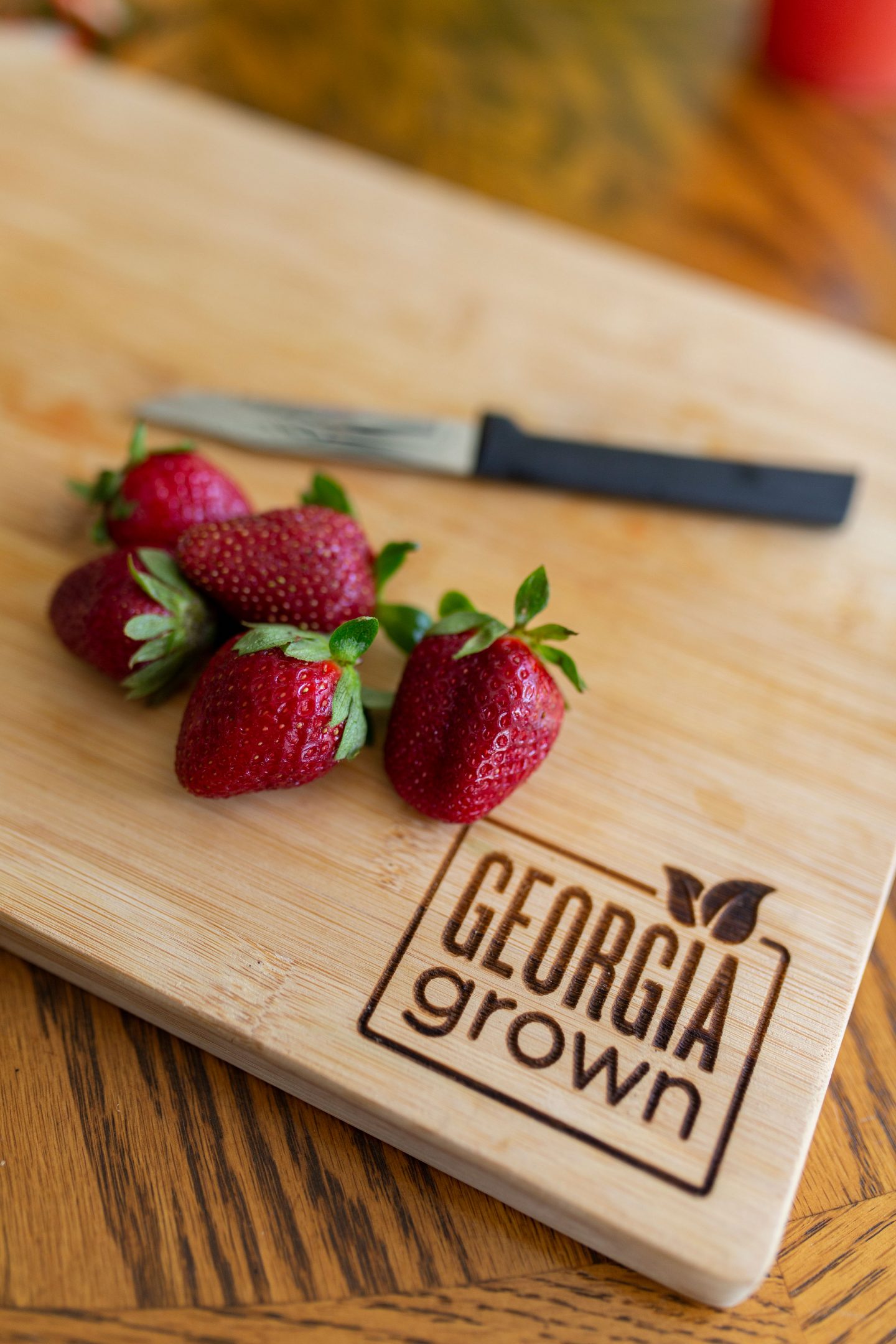 Want your to enjoy your fresh strawberries year round? Follow these easy steps on making your own homemade strawberry jam! #strawberryjam #canning #canningrecipe #surejell #jam