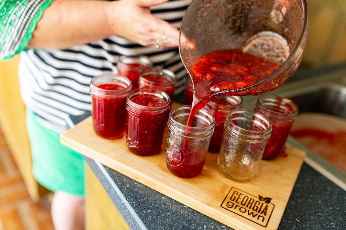 Want your to enjoy your fresh strawberries year round? Follow these easy steps on making your own homemade strawberry jam! #strawberryjam #canning #canningrecipe #surejell #jam