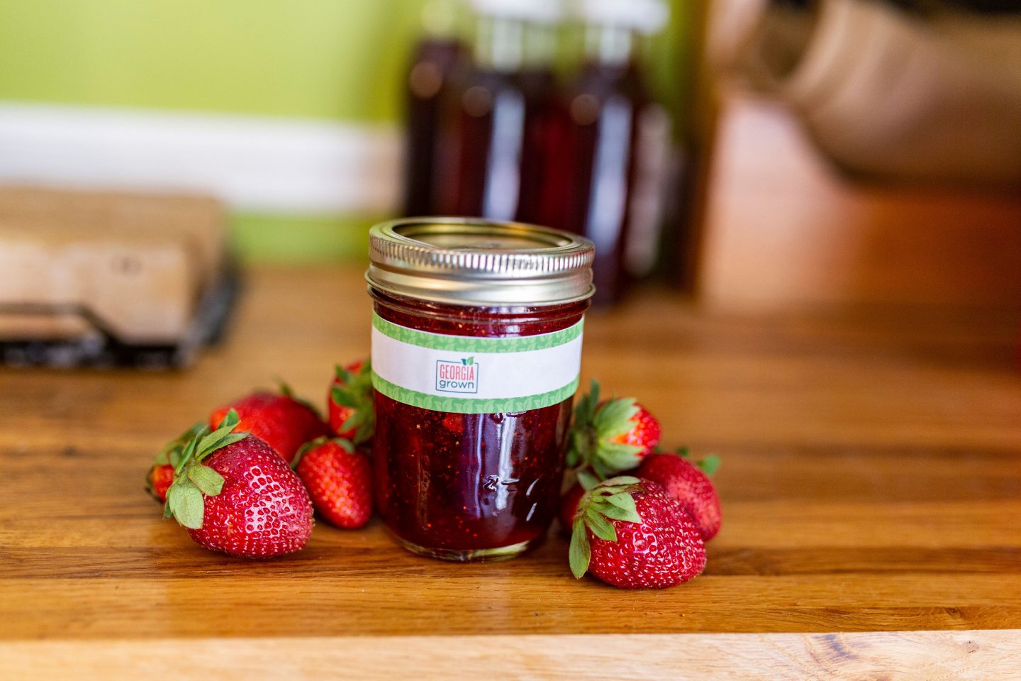Want your to enjoy your fresh strawberries year round? Follow these easy steps on making your own homemade strawberry jam! #strawberryjam #canning #canningrecipe #surejell #jam