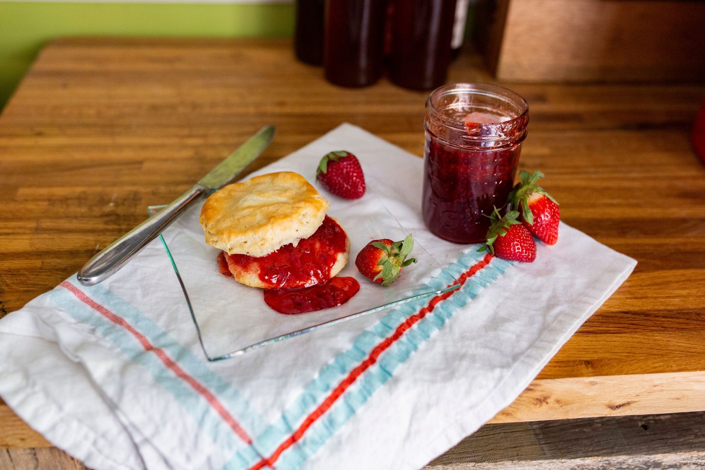 Want your to enjoy your fresh strawberries year round? Follow these easy steps on making your own homemade strawberry jam! #strawberryjam #canning #canningrecipe #surejell #jam