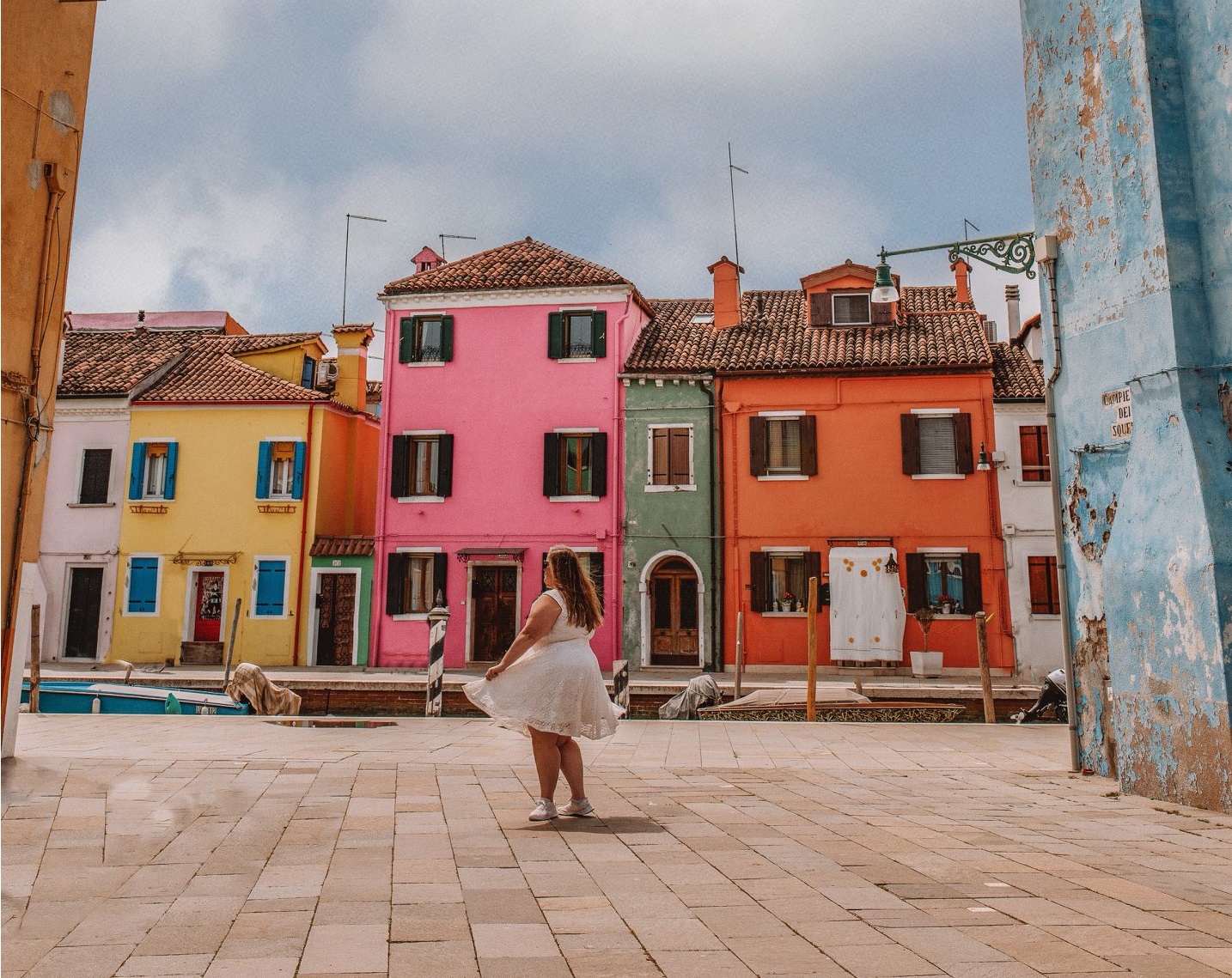How to get incredible photos of yourself while traveling in Burano, Italy!