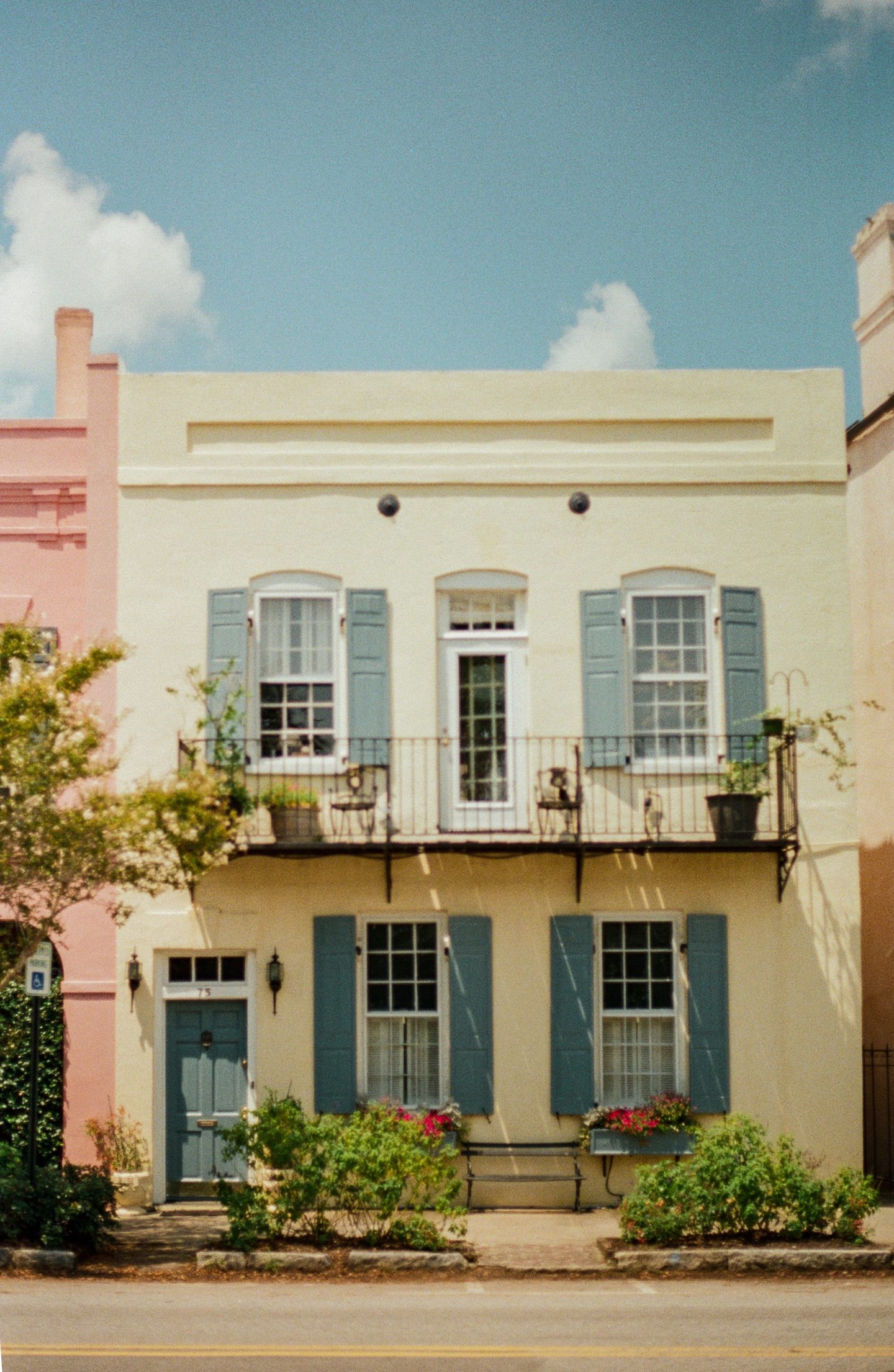 Charleston, South Carolina is in my top 10 favorite beautiful places in the US to visit.